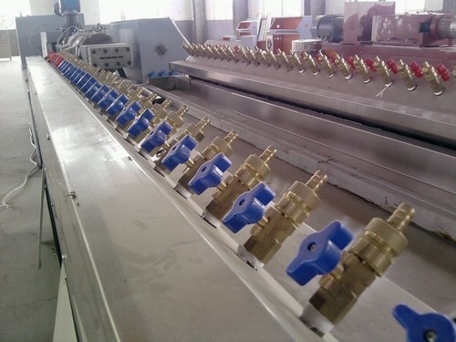 خط اکستروژن پروفیل Pvc با دقت بالا برای خطوط اکستروژن پلاستیکی قاب پنجره درب